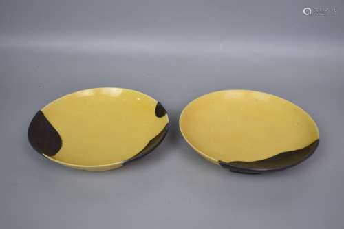 Qing Yingzheng--a yellow-glazed dish with a lotus pattern wi...