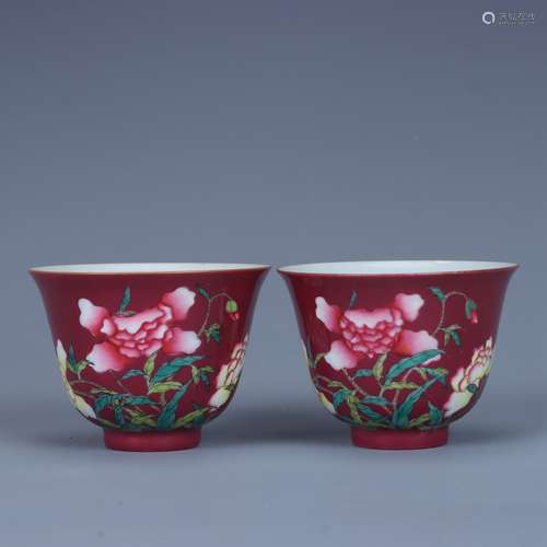 A PAIR OF FAMILLE FAMILLE FLOWER PATTERN CUP