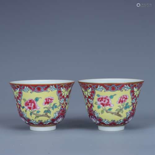 A PAIR OF FAMILLE FAMILLE FAMILLE FAMILLE FLOWER PATTERN CUP