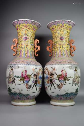 Middle and Late Qing Dynasty--A pair of 300 large bottles wi...