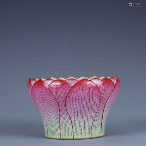 Qing Qianlong famille rose lotus cup