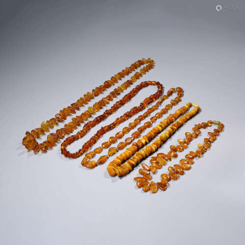 A CHINESE AMBER NECKLACE