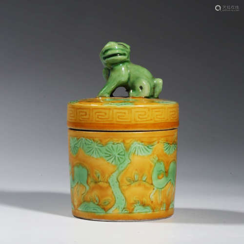 A CHINESE PORCELAIN YELLOW-GROUND DEER PATTERN JAR AND COVER