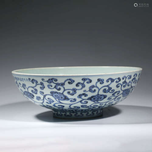 A CHINESE PORCELAIN BLUE AND WHITE INTERLOCKING BRANCHES DIS...