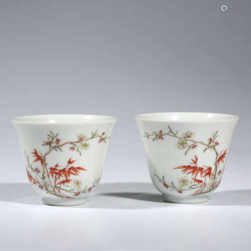 A PAIR OF CHINESE PORCELAIN FAMILLE ROSE FOLIAGE CUPS