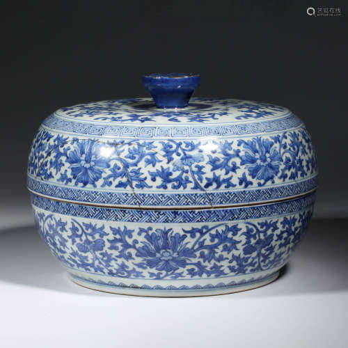 A CHINESE PORCELAIN BLUE AND WHITE INTERLOCKING BRANCHES BOX...