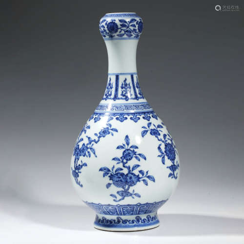 A CHINESE PORCELAIN BLUE AND WHITE POMEGRANATES VASE