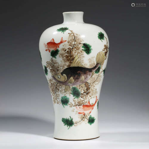 A CHINESE PORCELAIN FAMILLE ROSE CARP MEIPING VASE