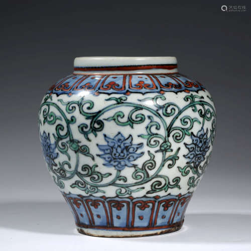 A CHINESE PORCELAIN DOUCAI INTERLOCKING BRANCHES JAR