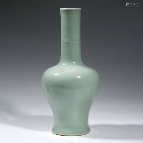 A CHINESE PORCELAIN CELADON-GLAZED VASE