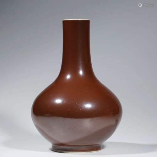 A CHINESE PORCELAIN BROWN-GLAZED VASE