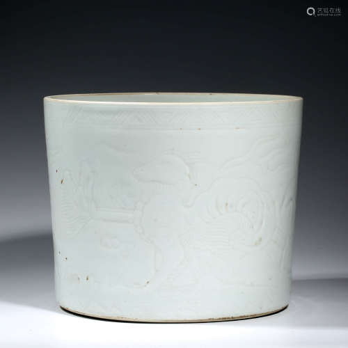 A CHINESE PORCELAIN BLUE AND WHITE ANIMAL BRUSH POT