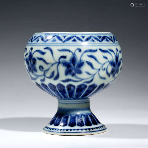 A CHINESE PORCELAIN BLUE AND WHITE INTERLOCKING BRANCHES STE...