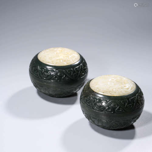 A PAIR OF CHINESE WHITE JADE AND SPINICH-GREEN JADE BOXES AN...