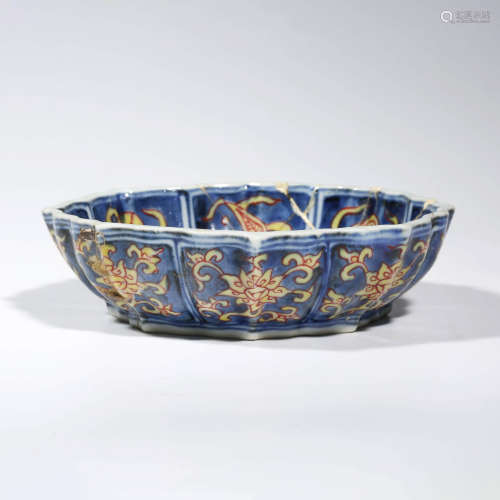 A CHINESE PORCELAIN BLUE AND WHITE DRAGON LOBED DISH