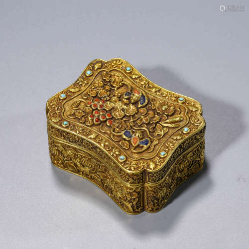 A CHINESE GILT-BRONZE GEM-INLAID LOBED BOX AND COVER