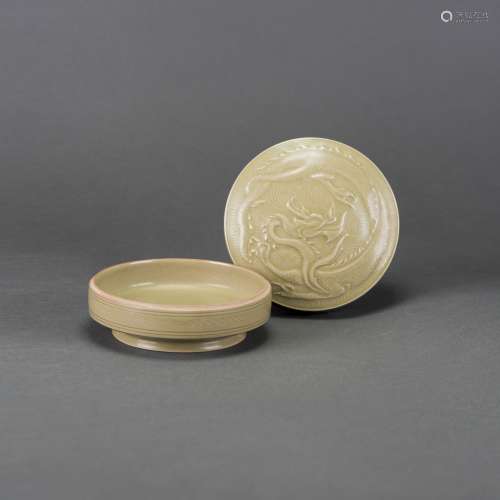 A YUEYAO CARVED POWDER BOX AND COVER