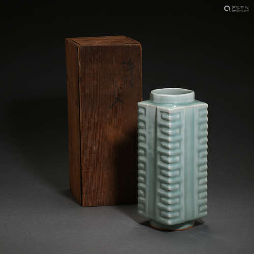 SONG DYNASTY, CHINESE CELADON CONG-STYLE VASE