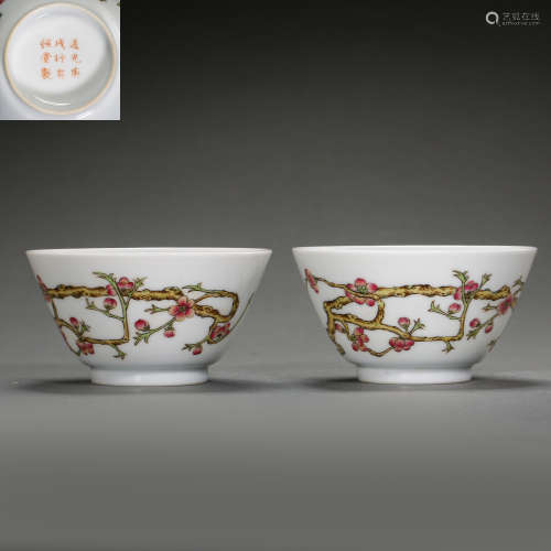 A PAIR OF CHINESE QING DYNASTY FAMILLE ROSE BOWLS