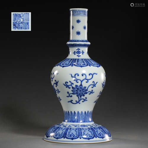 QIANLONG MARK VASE OF QING DYNASTY, CHINA