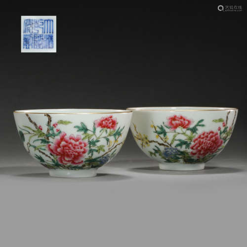 A PAIR OF FAMILLE ROSE BOWLS, QIANLONG MARK, QING DYNASTY, C...