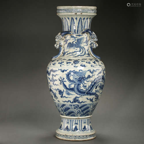 CHINESE MING DYNASTY BLUE AND WHITE PORCELAIN AMPHORA