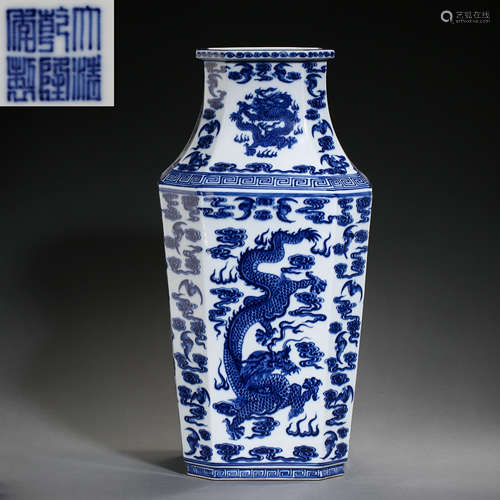 CHINESE QING DYNASTY BLUE AND WHITE VASE