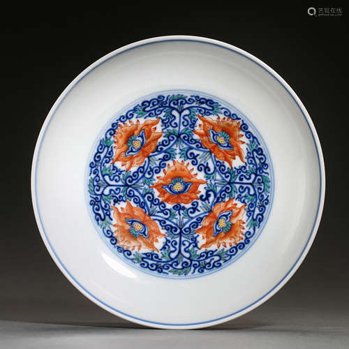 CHINESE QING DYNASTY DOUCAI PORCELAIN PLATE