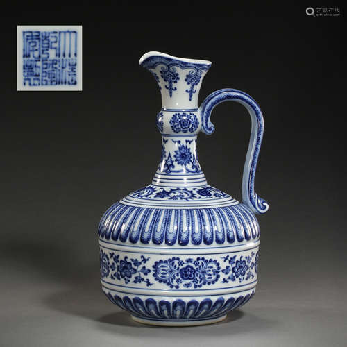 QIANLONG BLUE AND WHITE PORCELAIN POT IN QING DYNASTY, CHINA