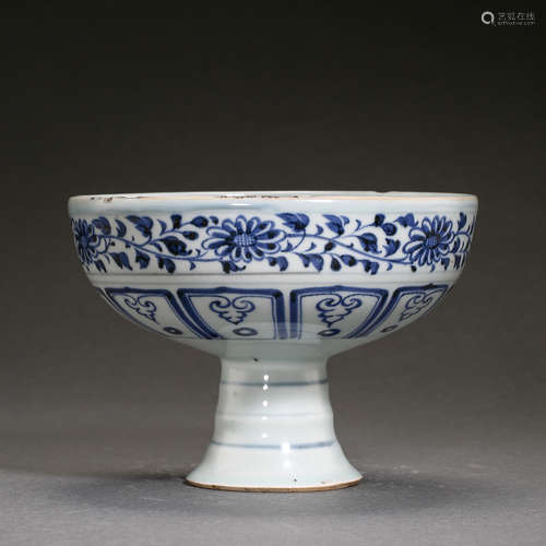 CHINESE YUAN DYNASTY BLUE AND WHITE PORCELAIN STEM CUP