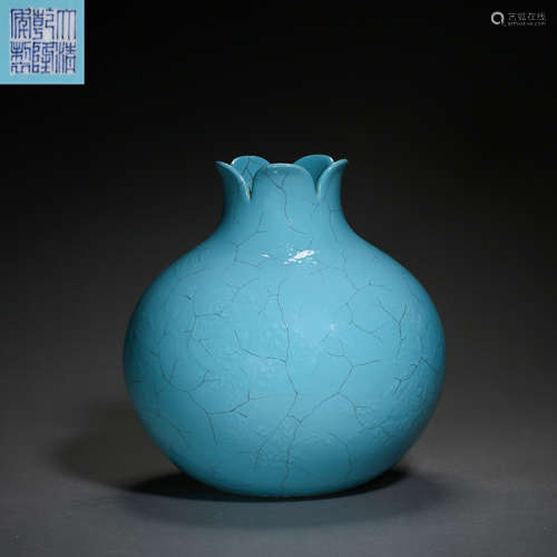 QIANLONG BAOFU VASE IN QING DYNASTY, CHINA