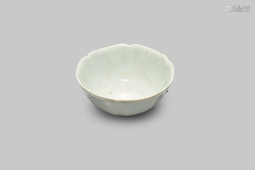 A guan-type glazed floral lobed bowl Daoguang six-character ...