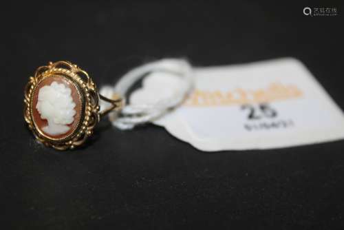 A 9ct gold cameo style ring,