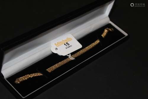 A 9ct gold articulated flat link bracelet, 20 cm long, 2.