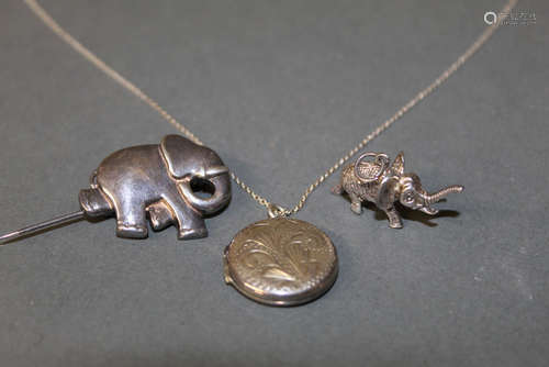 A silver elephant brooch, 3 cm wide,