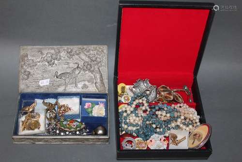 A quantity of decorative and costume jewellery including Edw...