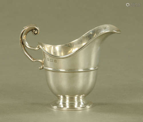 A silver helmet shaped cream jug, Birmingham mark 1907, 83 g...