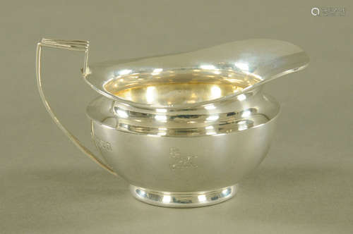 A George V silver cream jug by Daniel & John Wellby,