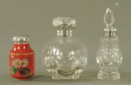 A silver mounted scent bottle, London hallmark 1903,