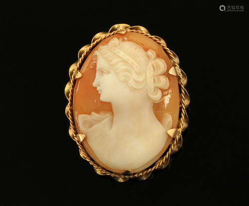 A 9 ct gold mounted oval cameo brooch, with safety chain. 43...