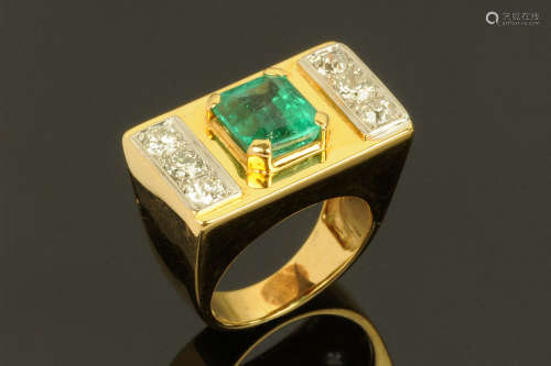 An 18 ct yellow gold gentleman's emerald and diamond set rin...