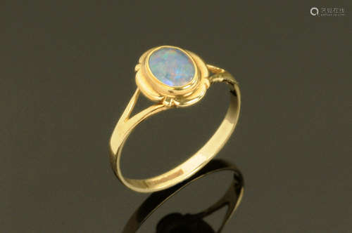 A 9 ct gold opal ring, Size L.