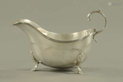 A Mappin & Webb silver sauce boat Sheffield 1913, 195 grams....