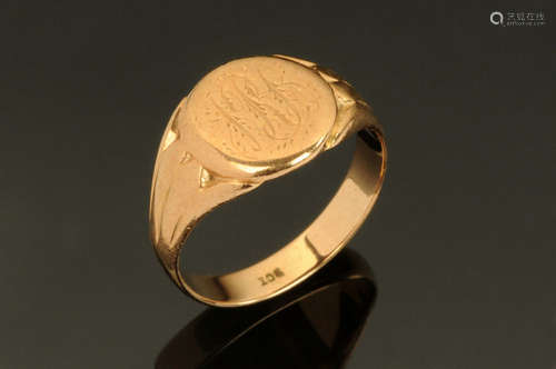 A 9 ct gold gentlemen's signet ring, Size Q, 4.7 grams.