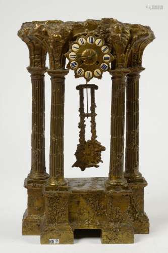 Pendule portique Néo-classique en bronze doré illustrant un ...