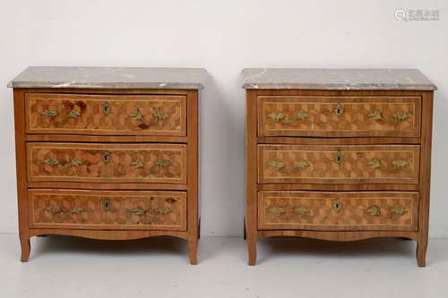 Paire de petites commodes Louis XV en bois de placage et mar...