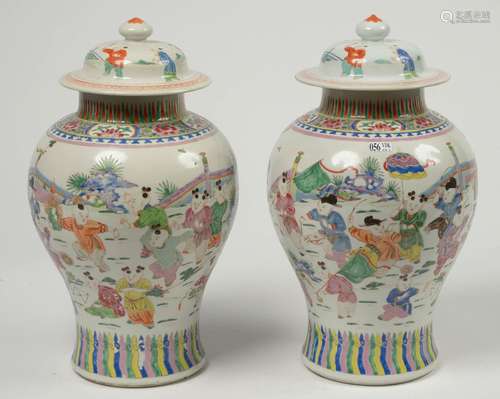 Paire de potiches couvertes en porcelaine polychrome de Chin...