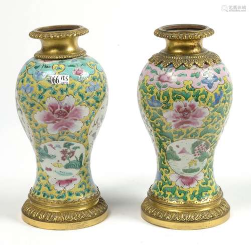 Fausse paire de petits vases pansus en porcelaine polychrome...