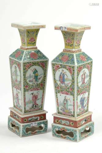 Paire de vases à section carrée en porcelaine polychrome de ...