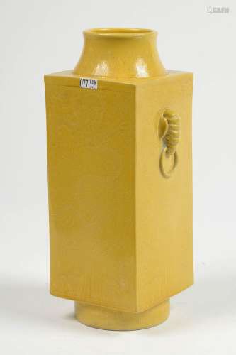 Vase à section carrée en porcelaine jaune de Chine à décor d...